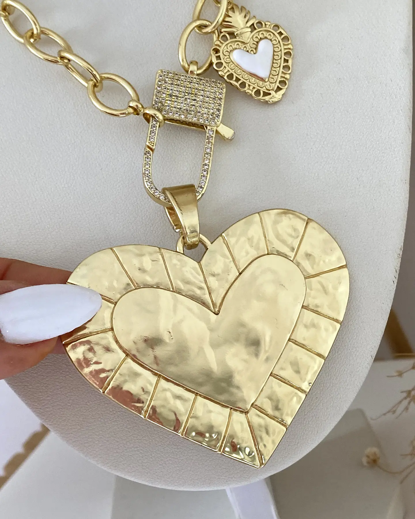 Collar XL Maxi Corazon Martillado maxi eslabones gold  2