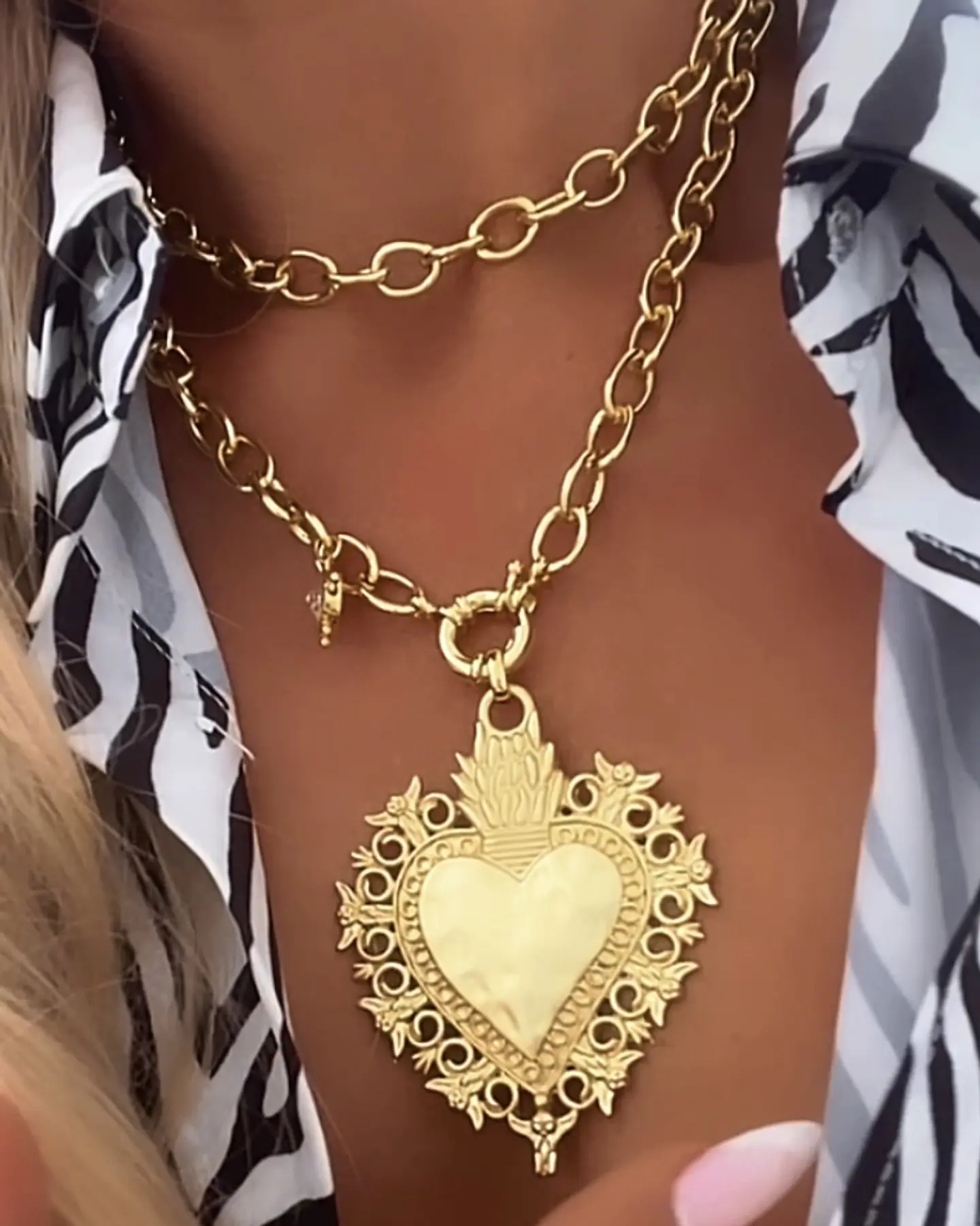 Collar XL Maxi Corazon Barroco Punto luz Gold 1