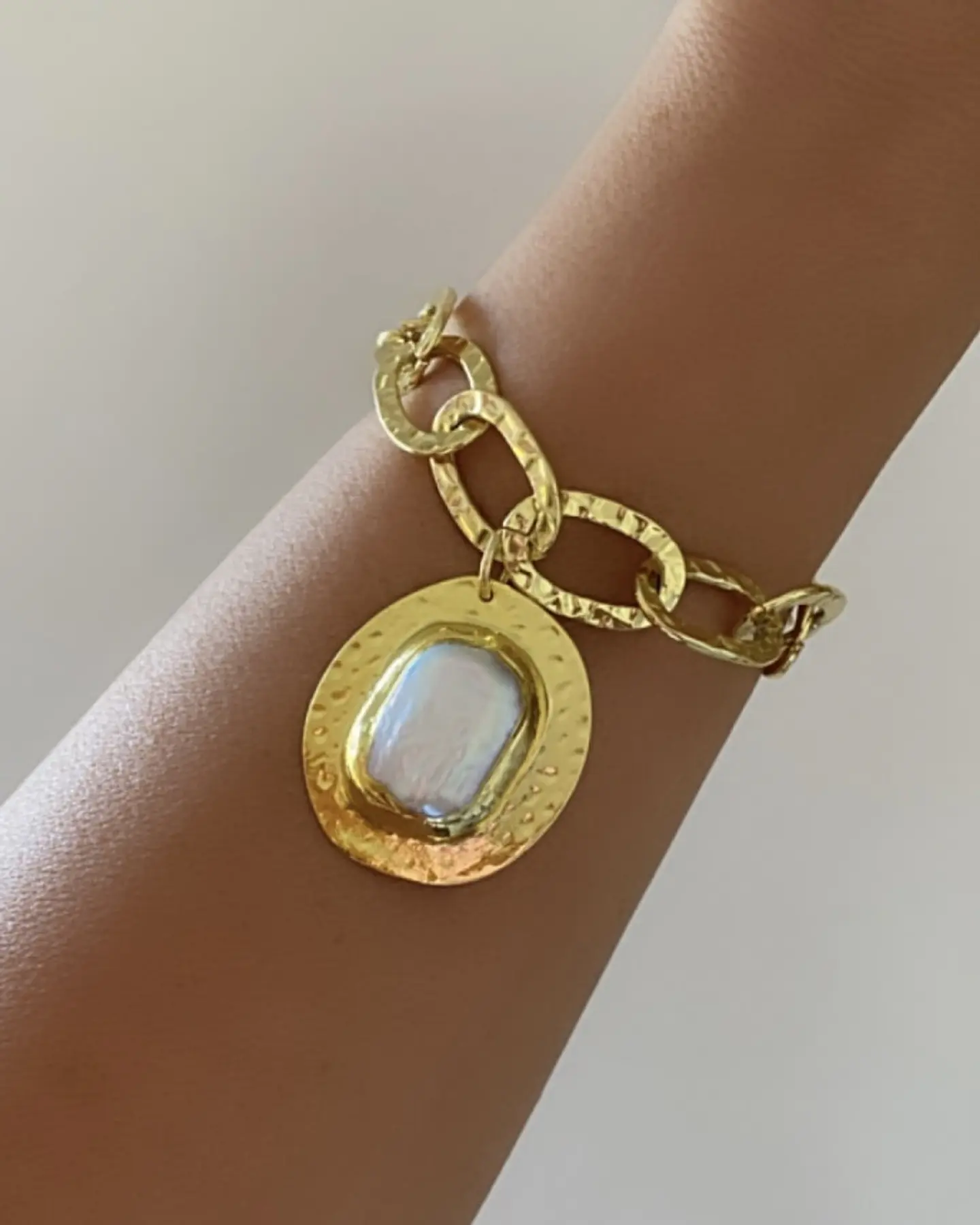 Pulsera Maxi Medallón Nácar Eslabones Martillados 1