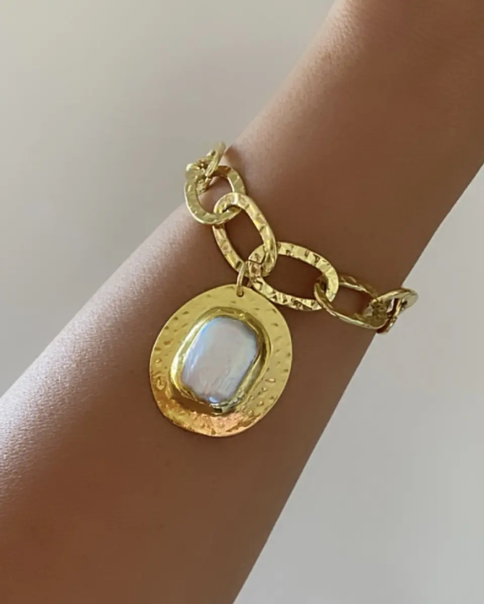 Pulsera Maxi Medallón Nácar Eslabones Martillados 1