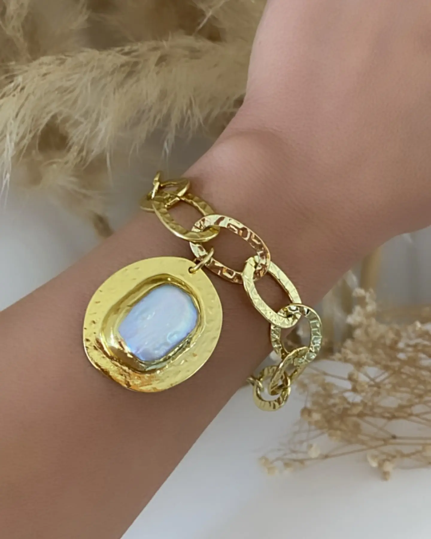 Pulsera Maxi Medallón Nácar Eslabones Martillados 3
