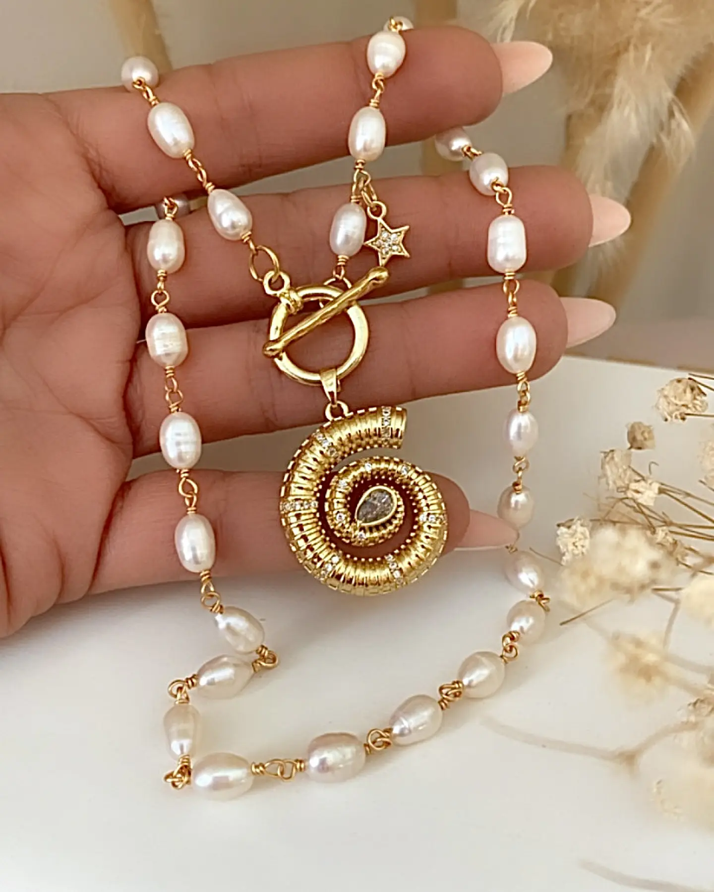Collar Caracola Perlas de Río Gold 8