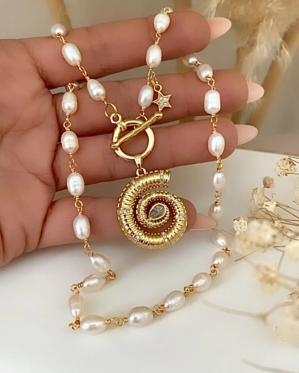 Collar Caracola Perlas de Río Gold 8