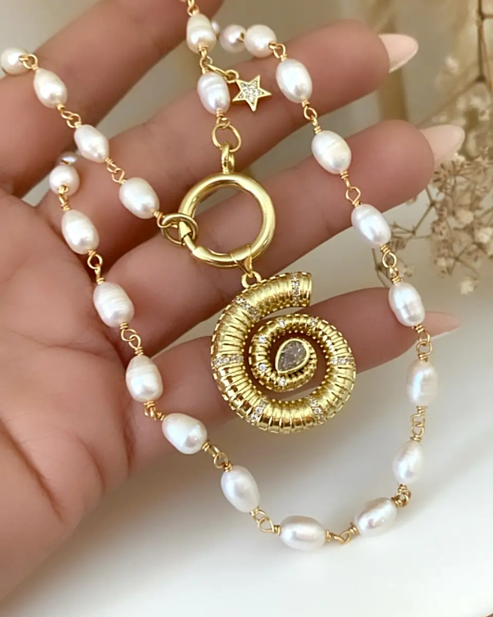 Collar Caracola Perlas de Río Gold  1