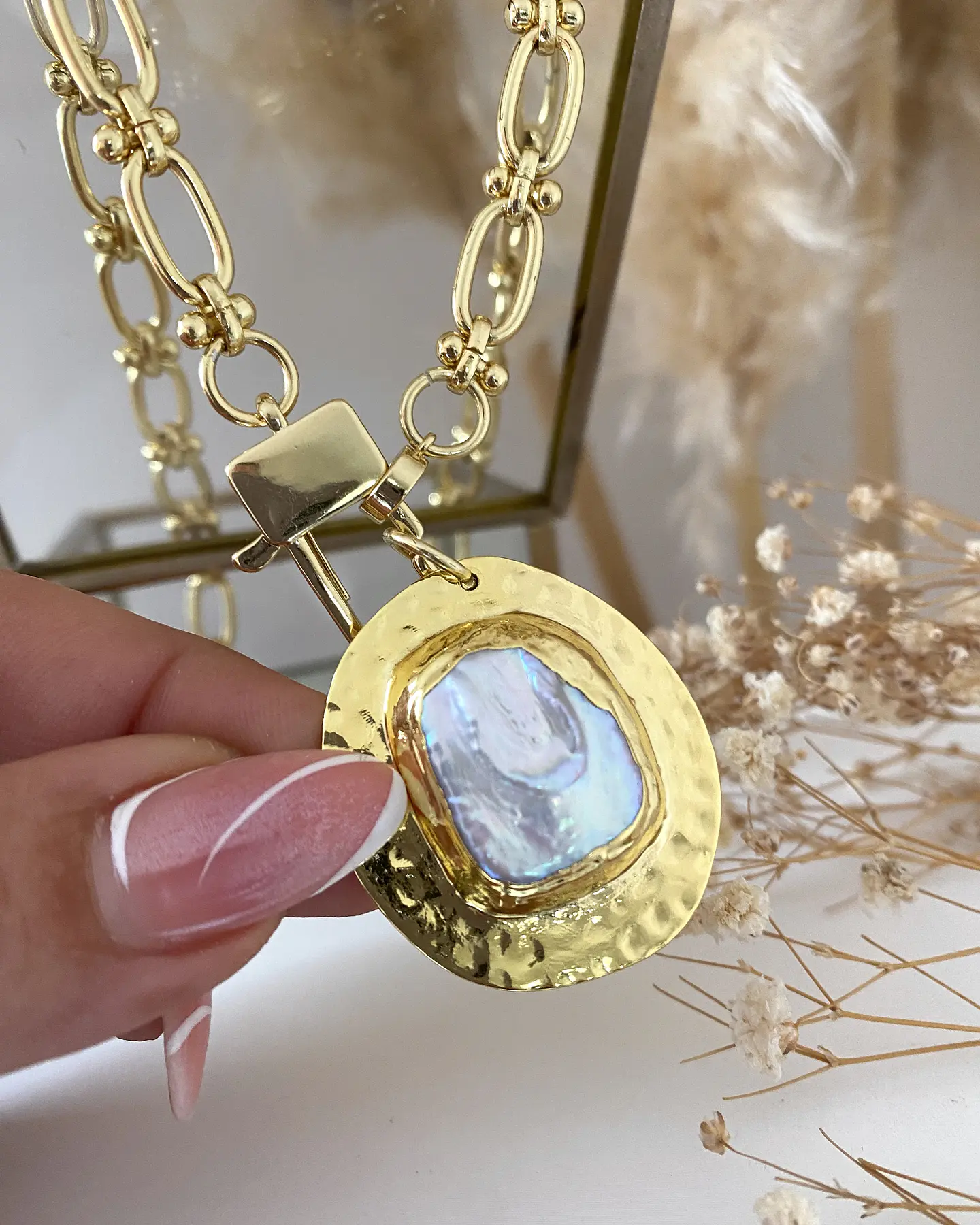 Collar Medalla Martillada Perla eslabones mixtos gold  3