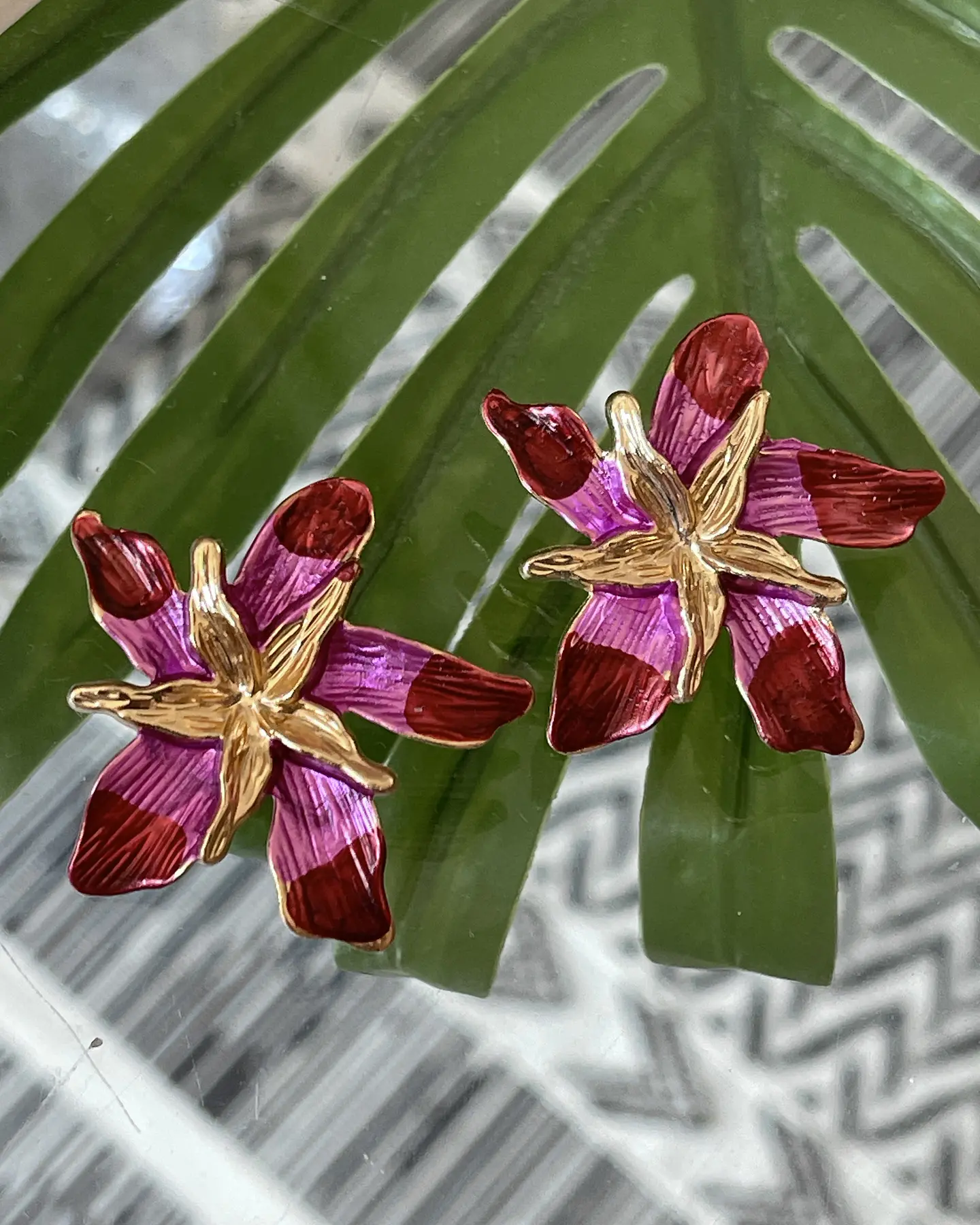 Aros Flor Hibiscus Fucsia y Rojo Gold 3