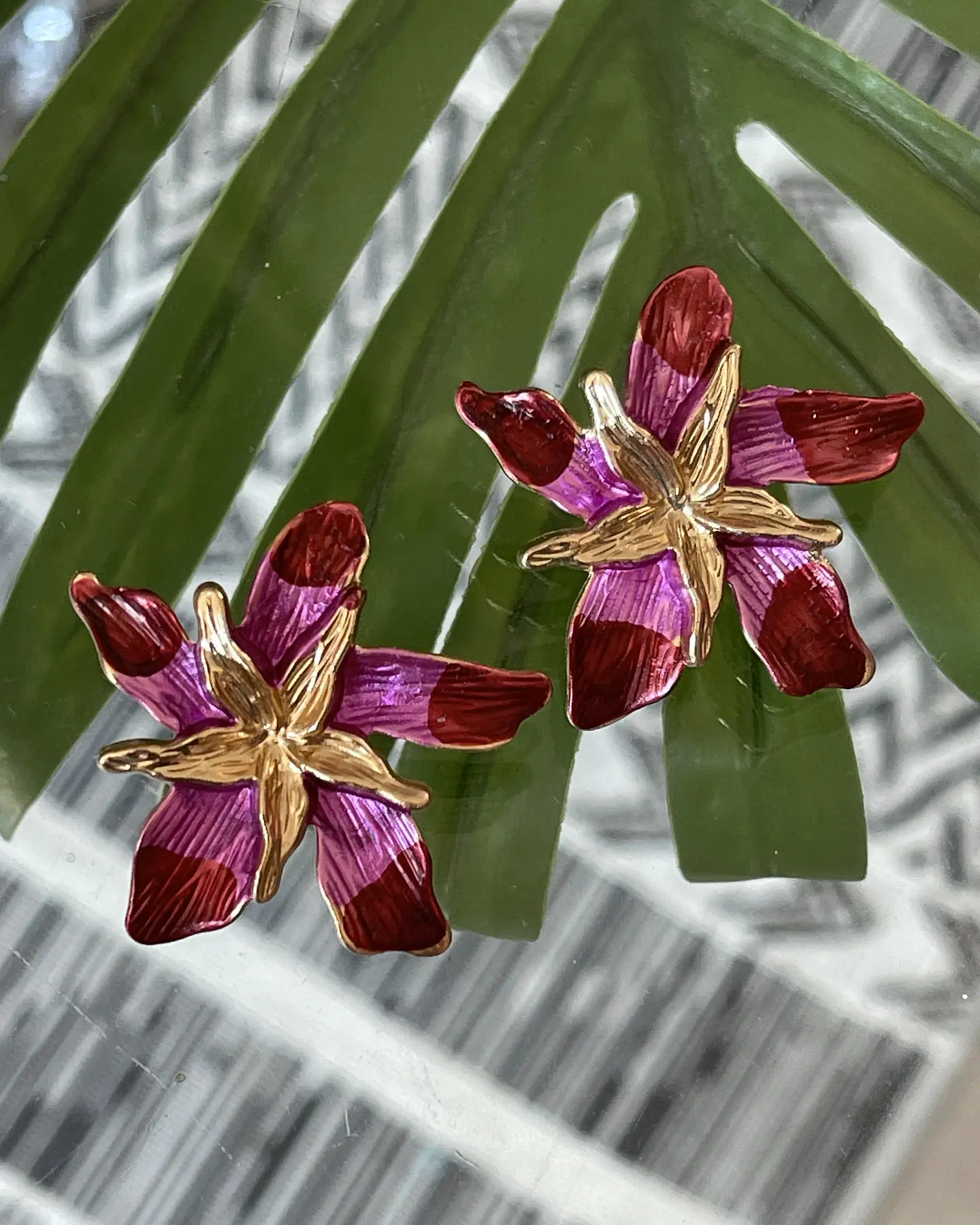 Aros Flor Hibiscus Fucsia y Rojo Gold 4