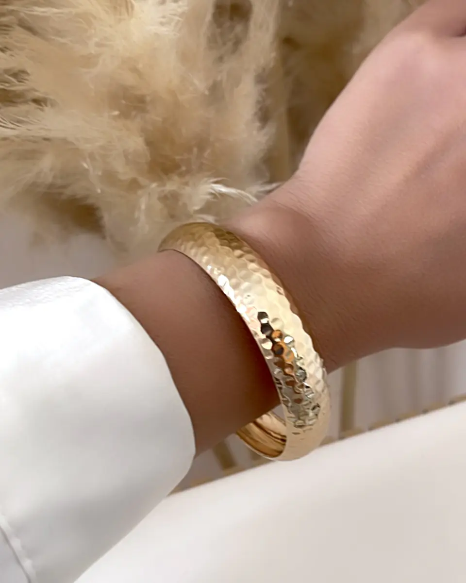 Brazalete Retro Efecto Martillado Gold  1