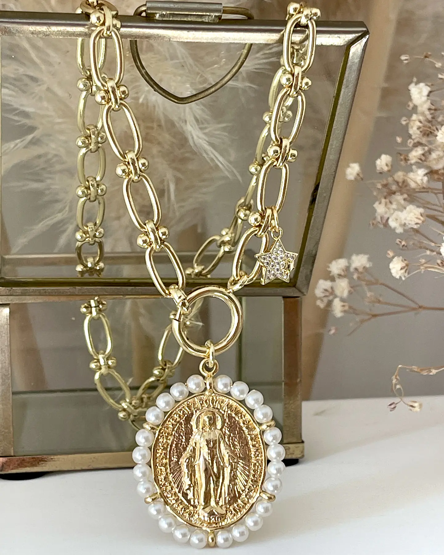 Collar medallón Virgen Perlas punto de luz  2