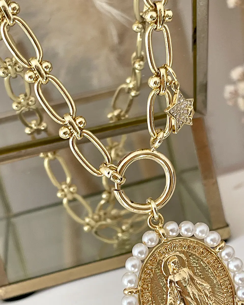 Collar medallón Virgen Perlas punto de luz  6