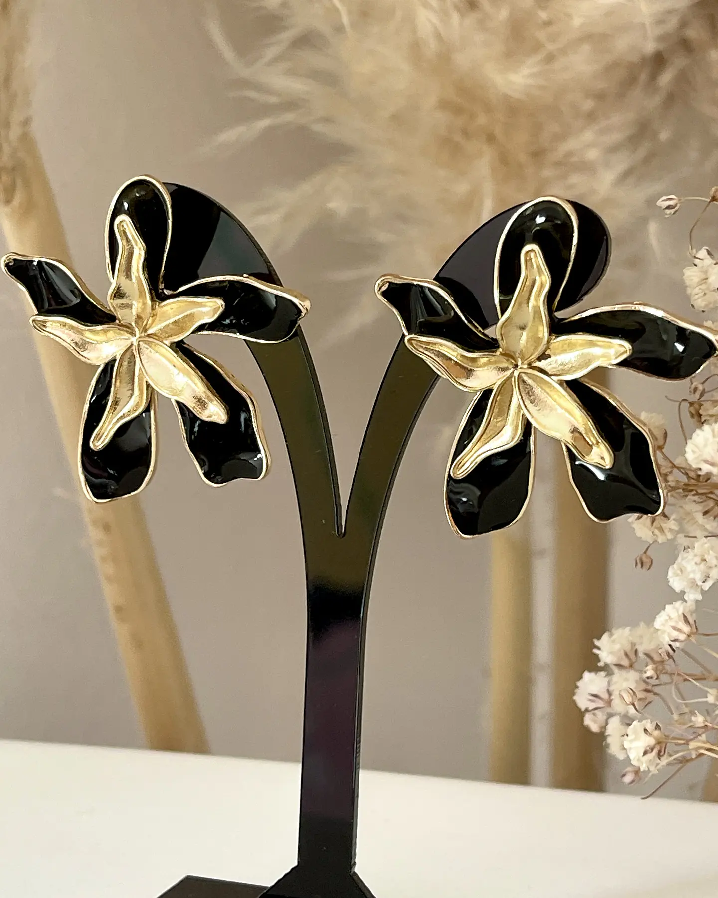 Aros Magnolia Black and Gold 3