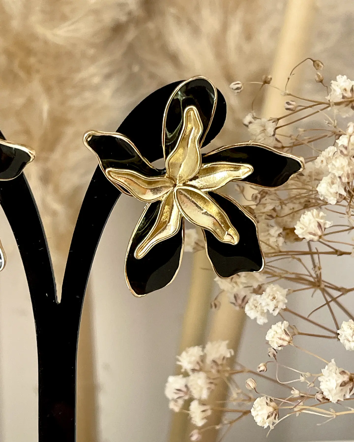 Aros Magnolia Black and Gold 4