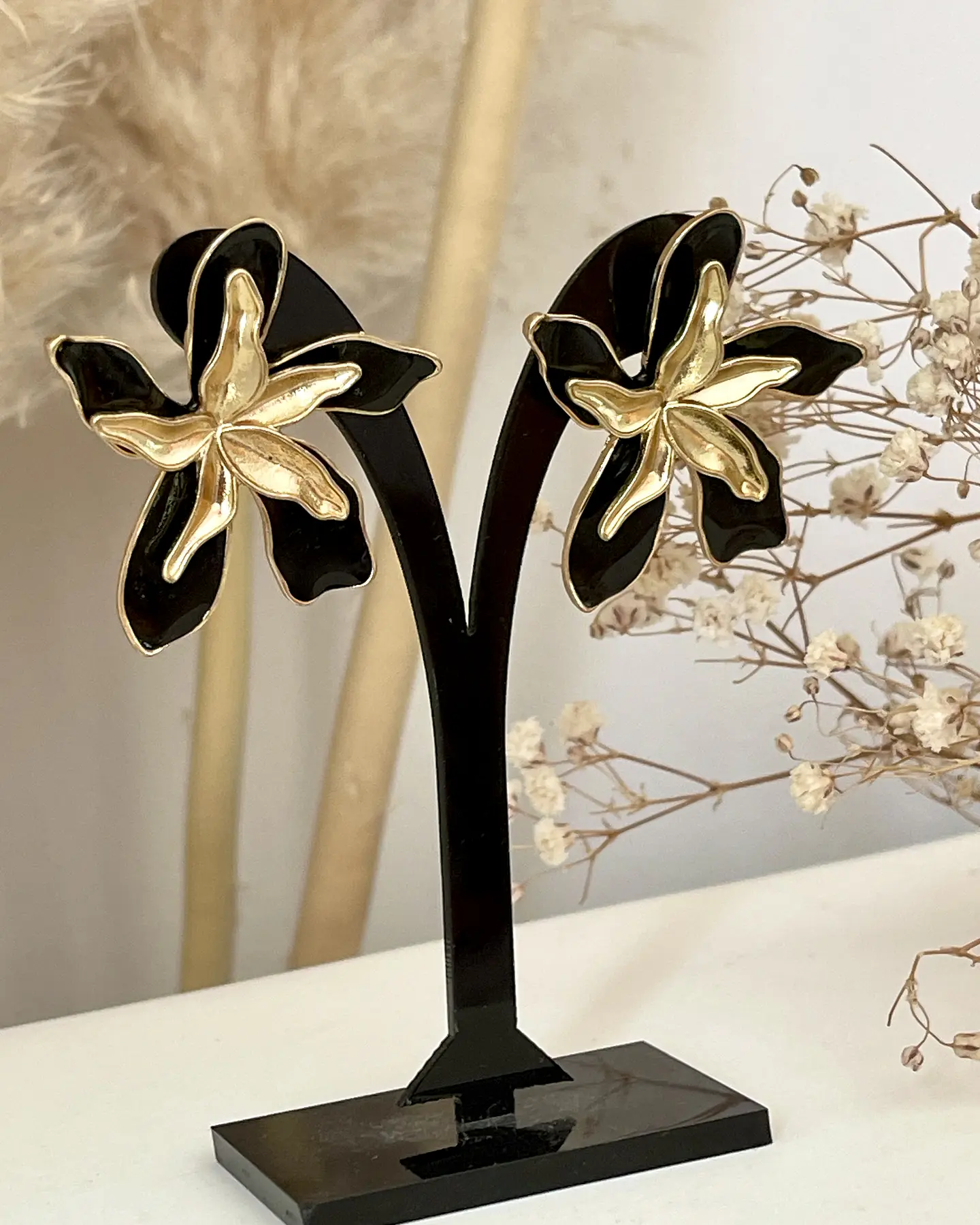 Aros Magnolia Black and Gold 5