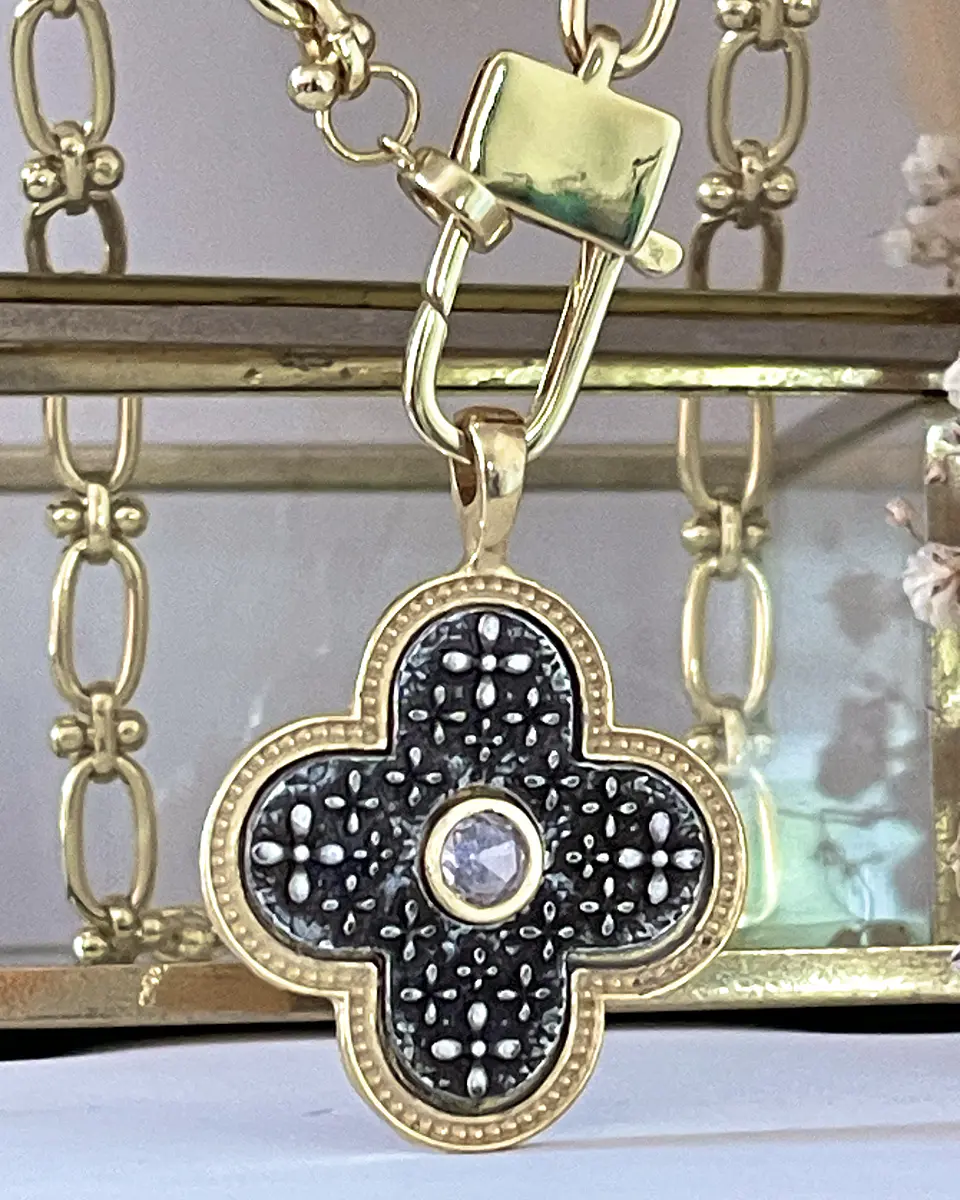 Collar Flor Repujada Circon Bicolor broche  3