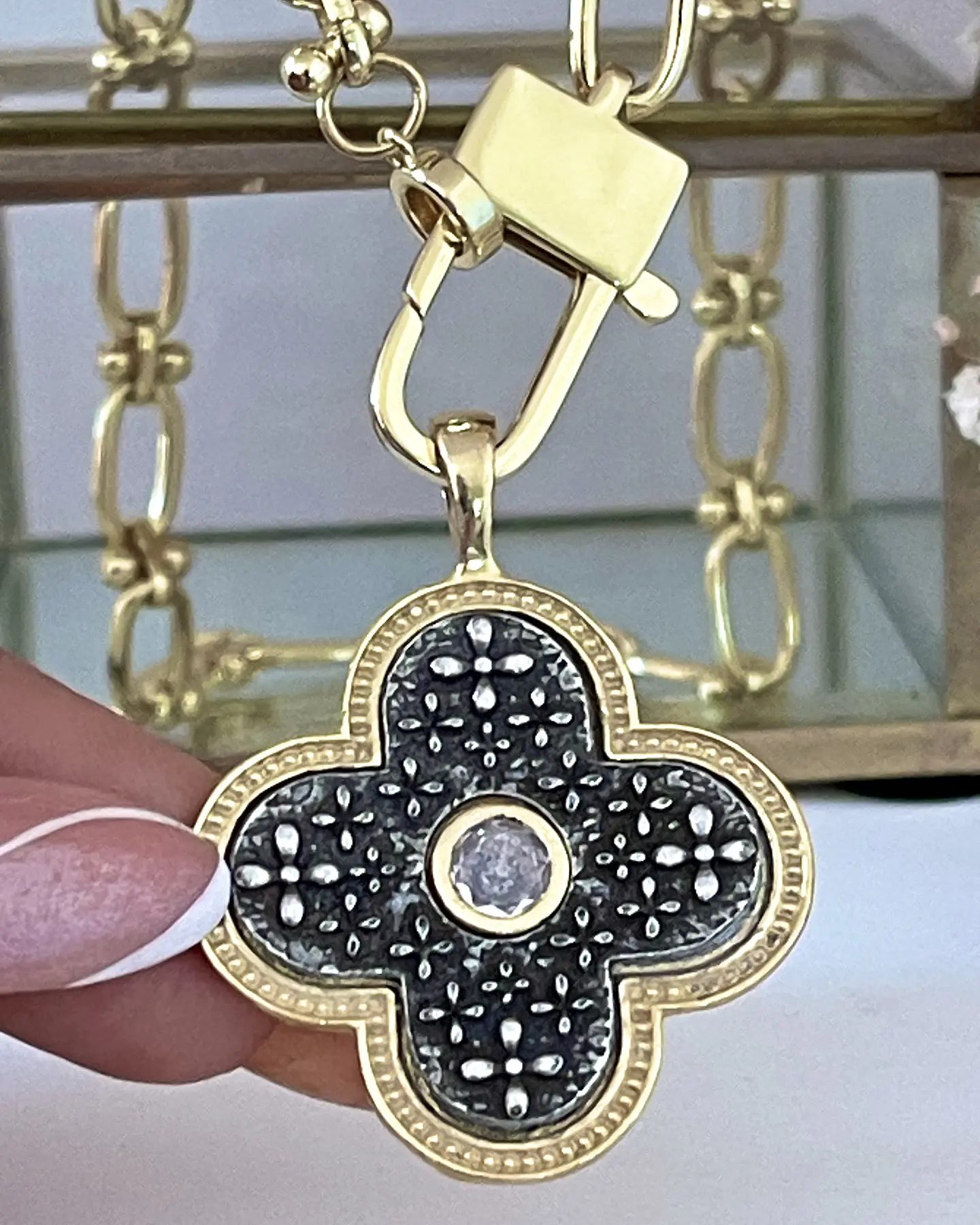 Collar Flor Repujada Circon Bicolor broche  5