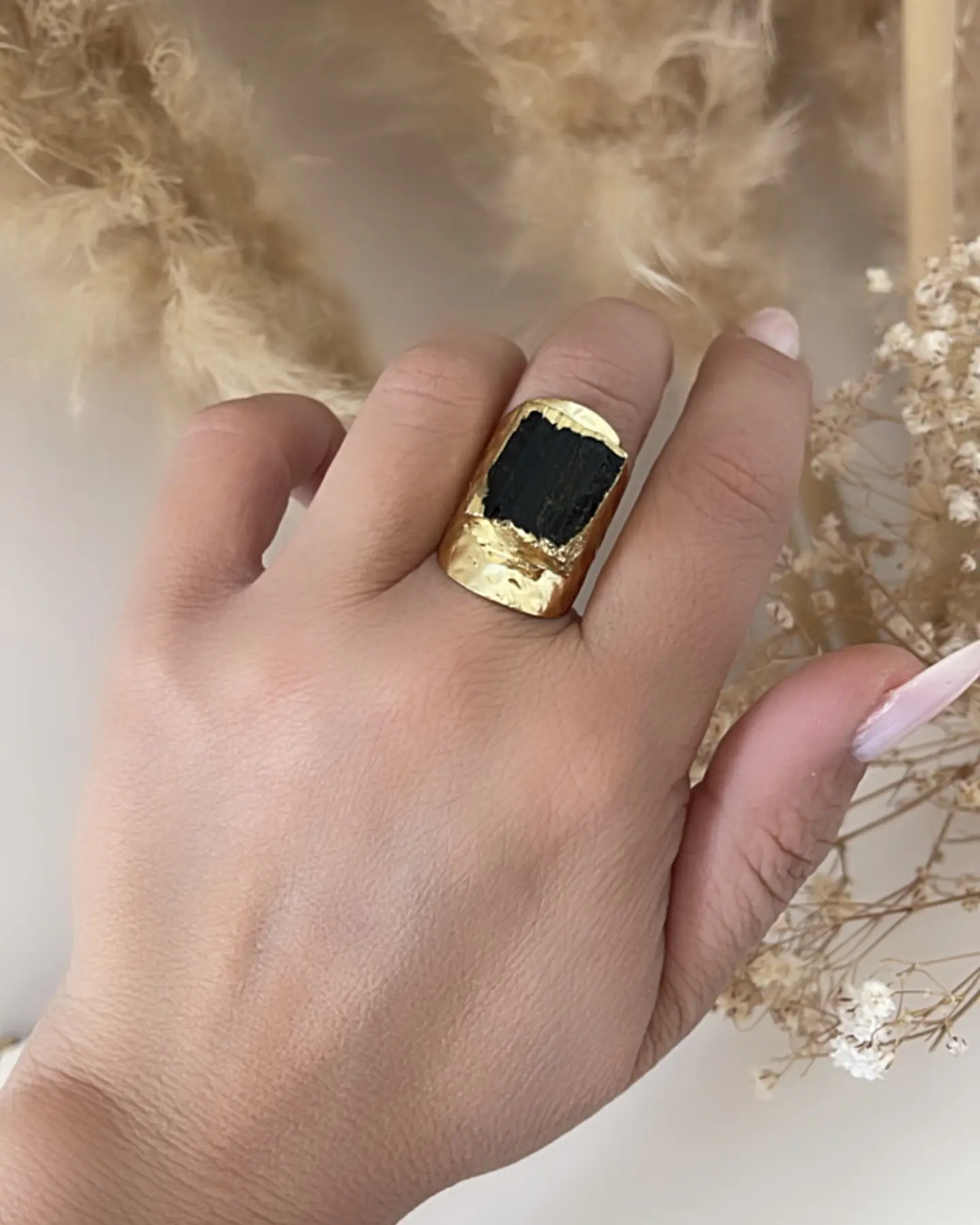 Anillo Turmalina Protección Efecto Martillado Gold 1