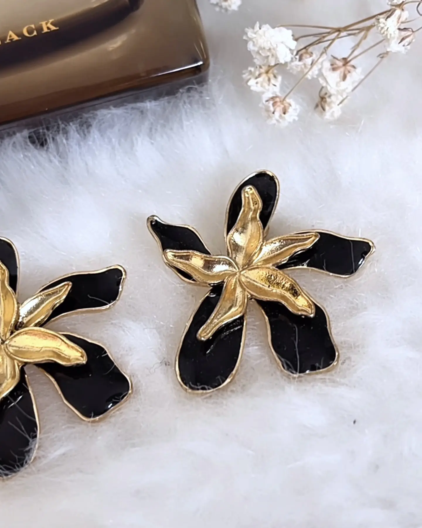 Aros Magnolia Black and Gold 2