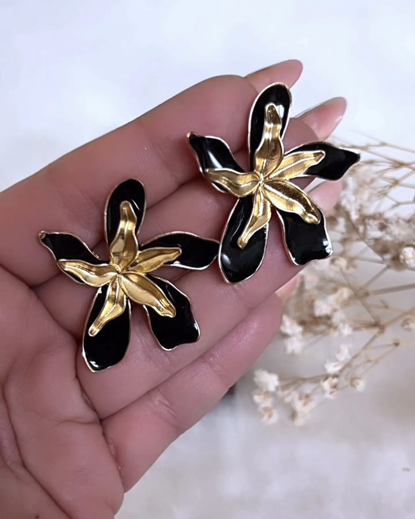 Aros Magnolia Black and Gold 4