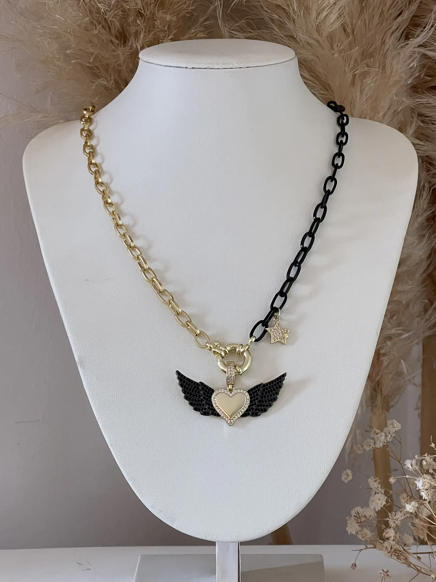 Collar Corazón Alado Black & Gold 5