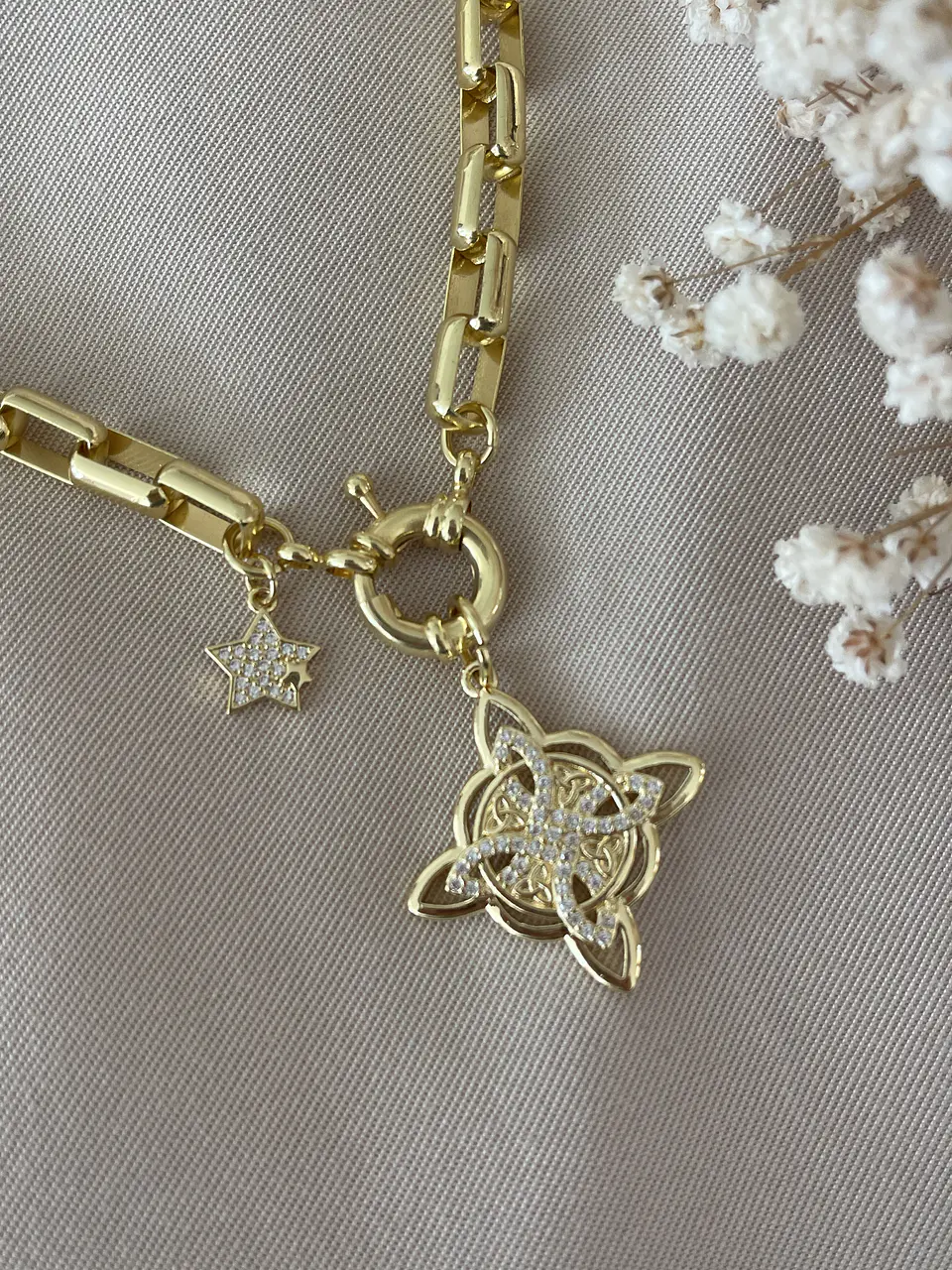 Collar Nudo de Bruja eslabones rectangulares punto de luz Gold 4