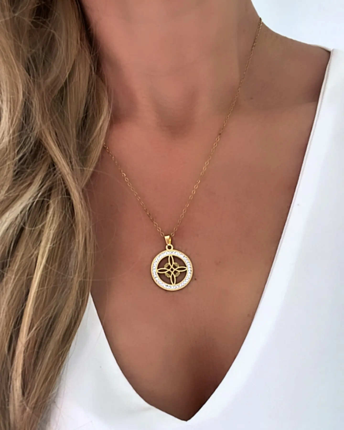 Collar Nudo de Bruja cadena delgada Gold 1