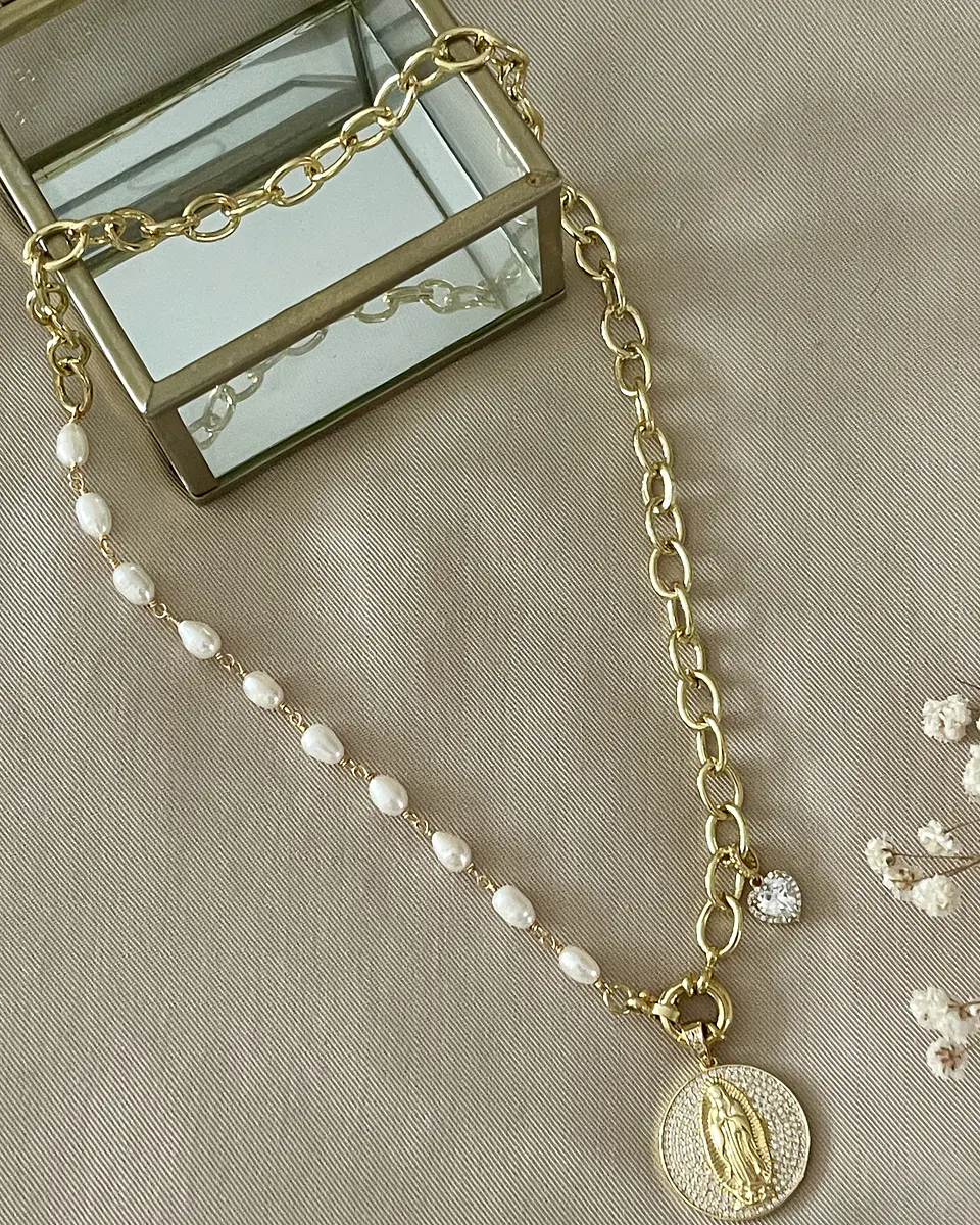 Collar Medalla Virgen Circones con perlas y eslabones gold 4