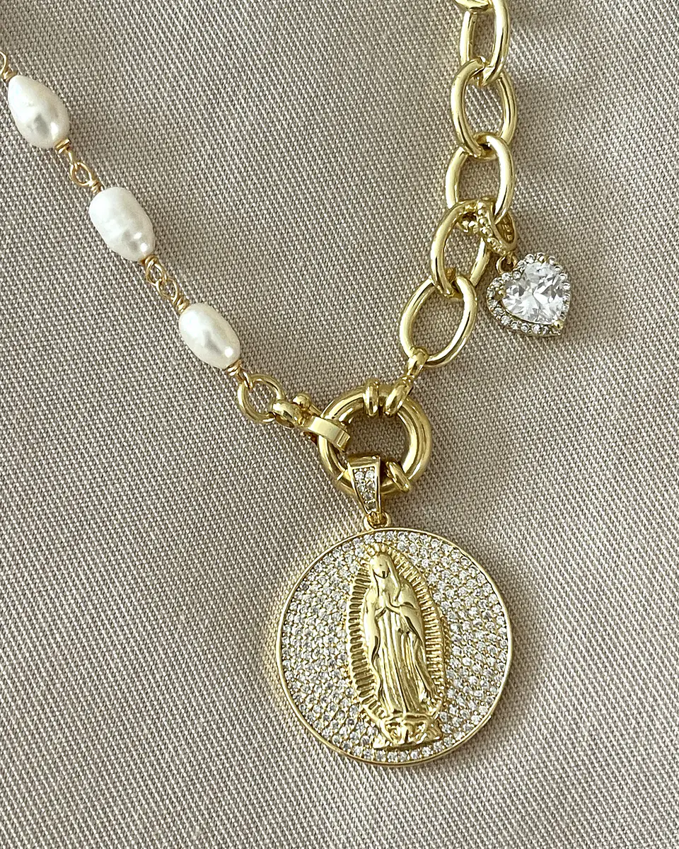 Collar Medalla Virgen Circones con perlas y eslabones gold 3