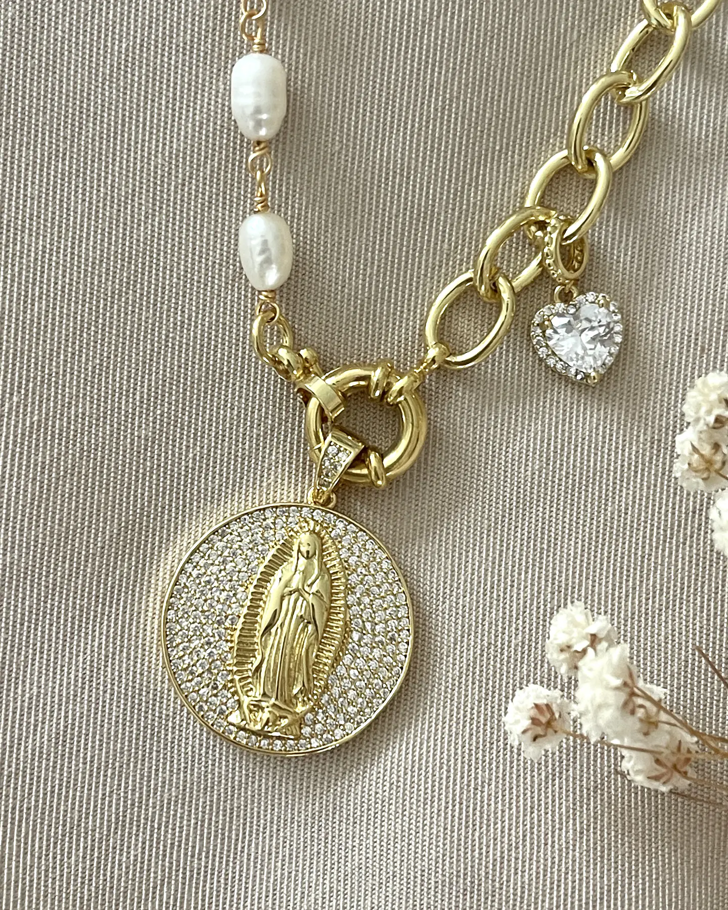 Collar Medalla Virgen Circones con perlas y eslabones gold 1