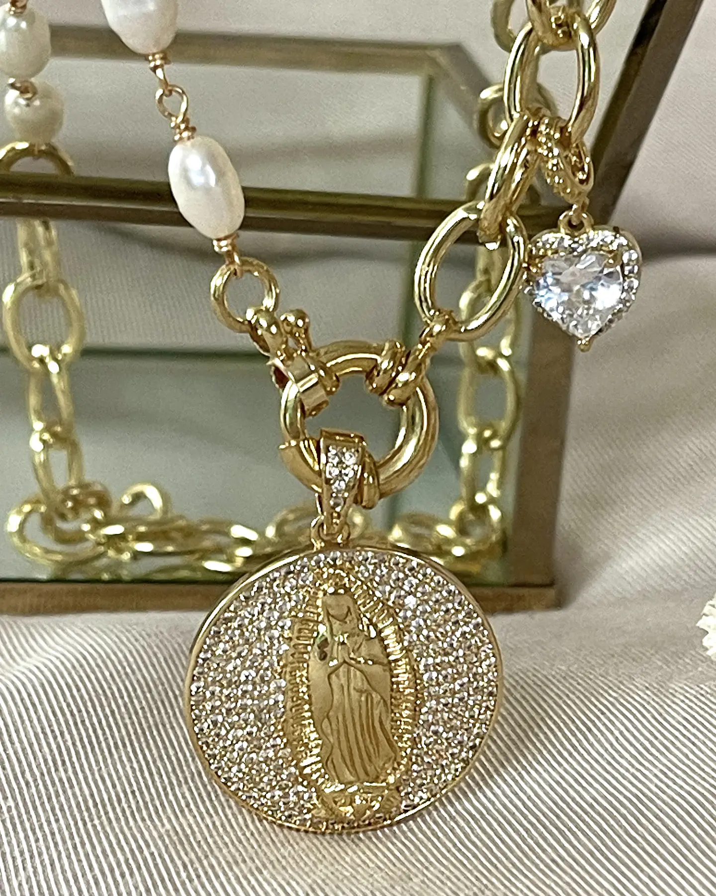 Collar Medalla Virgen Circones con perlas y eslabones gold 7
