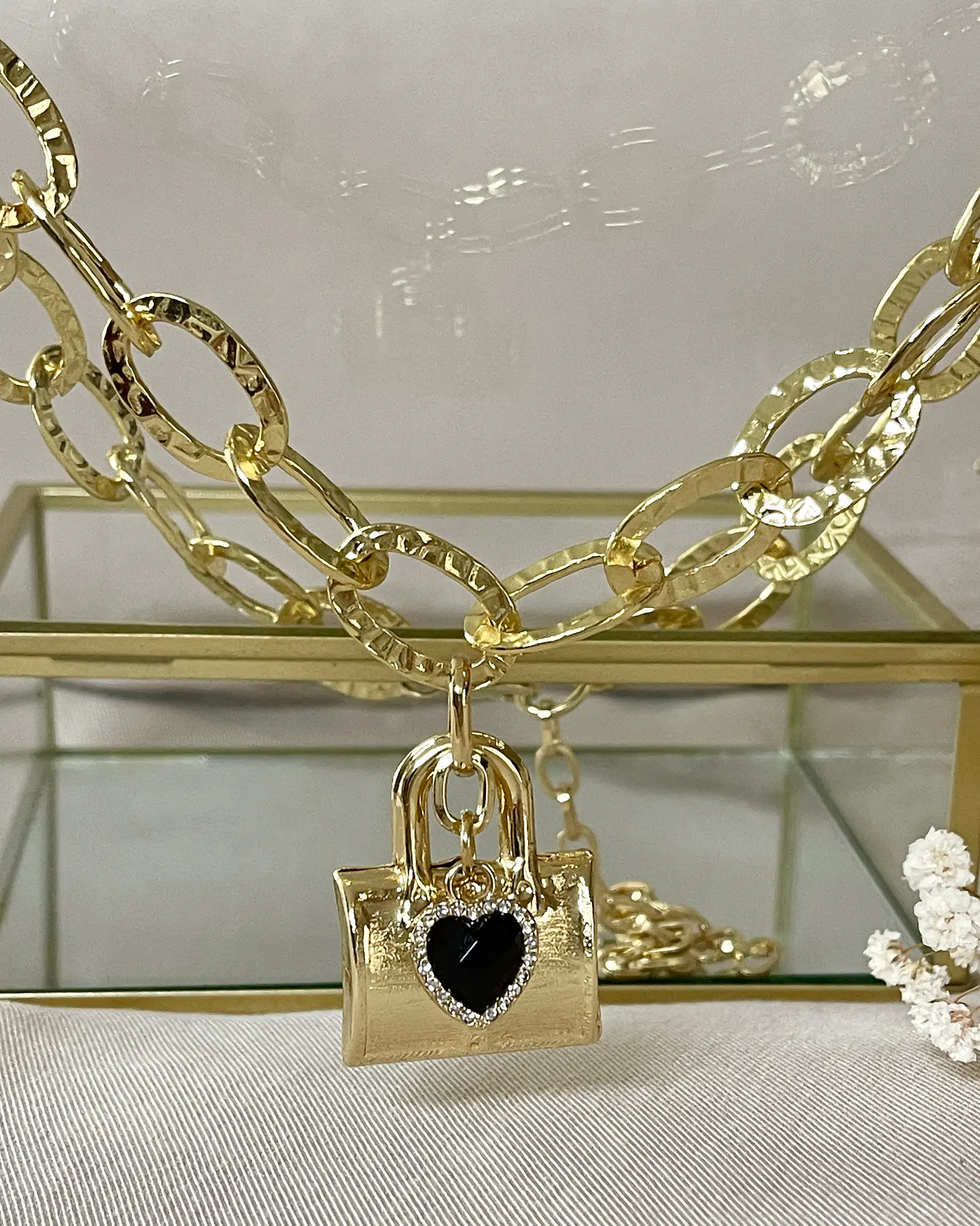 Collar Candado corazón Black maxi eslabones martillados gold  2