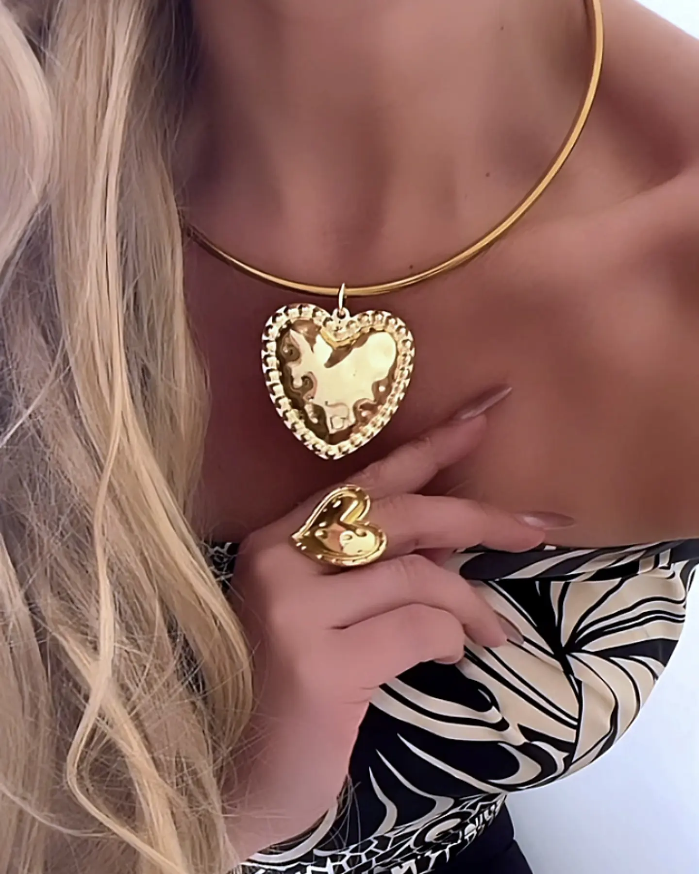 Collar Tiara Tubo Maxi Corazón Martillado Gold 4