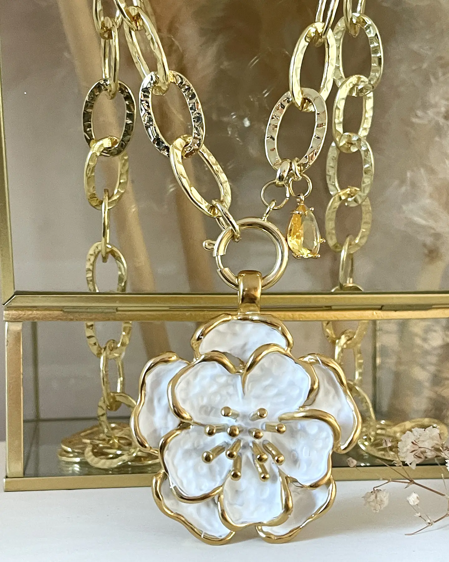 Collar XL Maxi Camelia White Esmaltada Gold  10