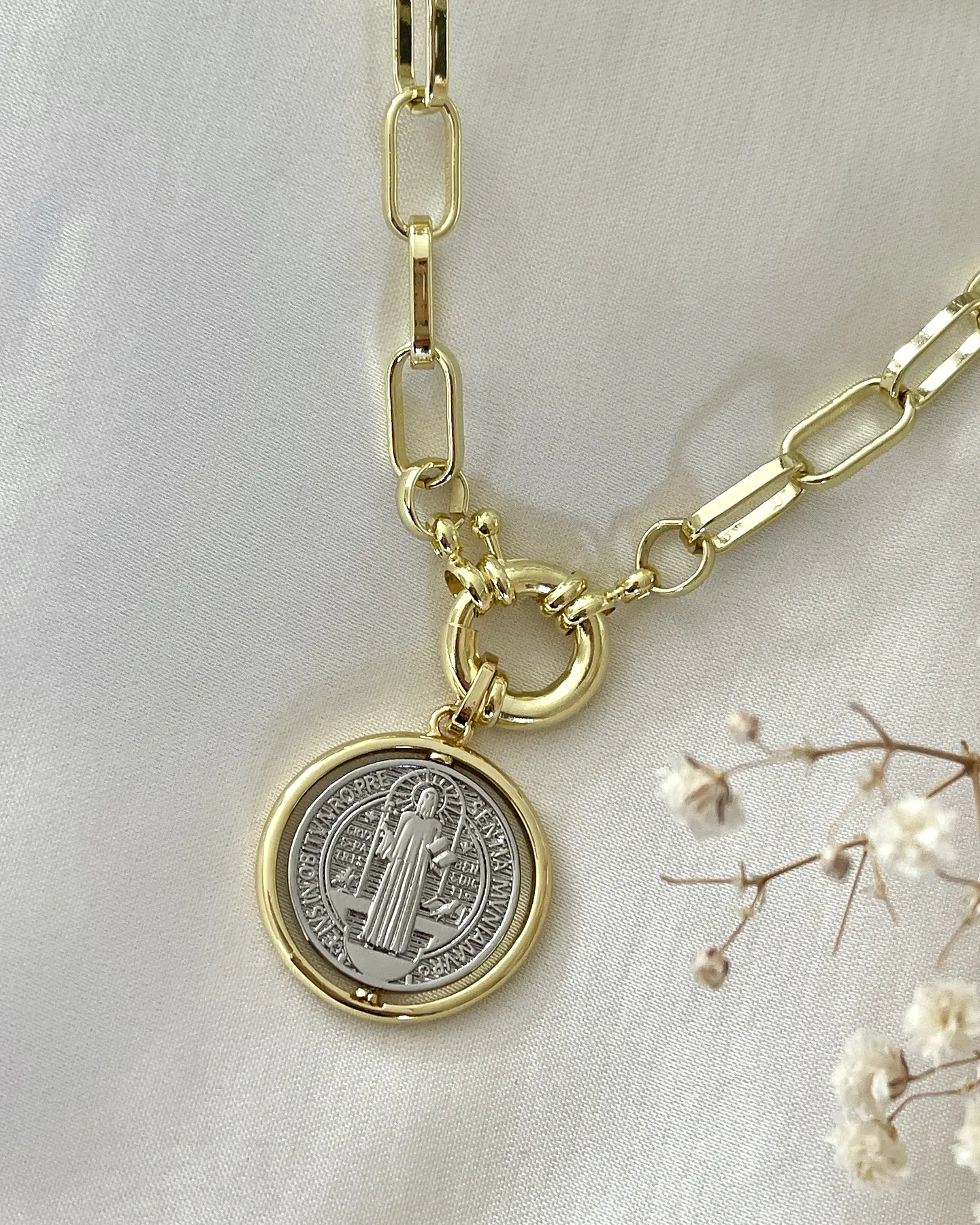 Collar Medalla San Benito Silver Gold 2