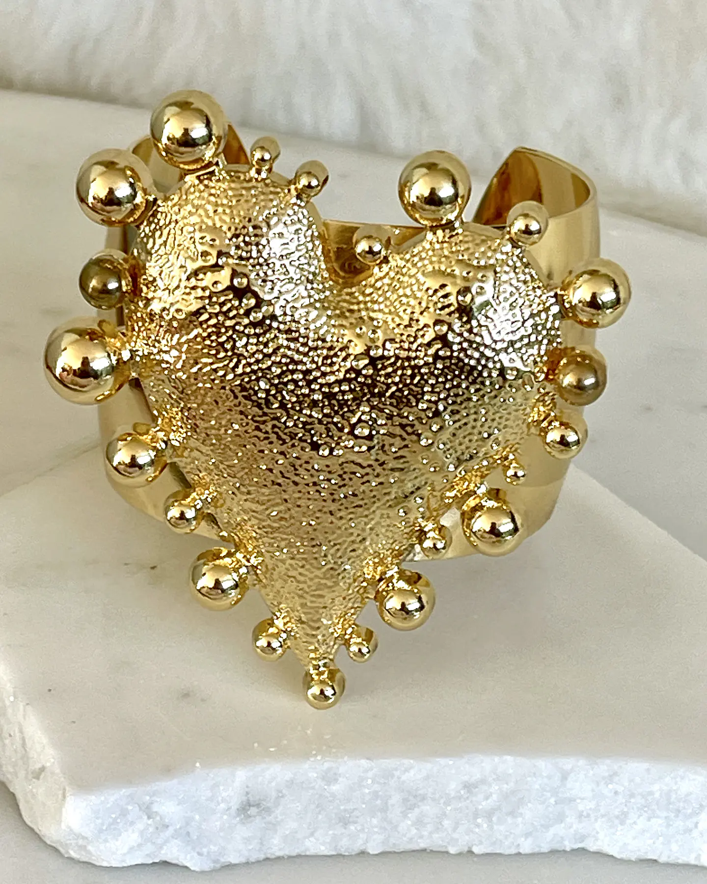 Maxi Brazalete Corazón Relieve y esferas Gold 1