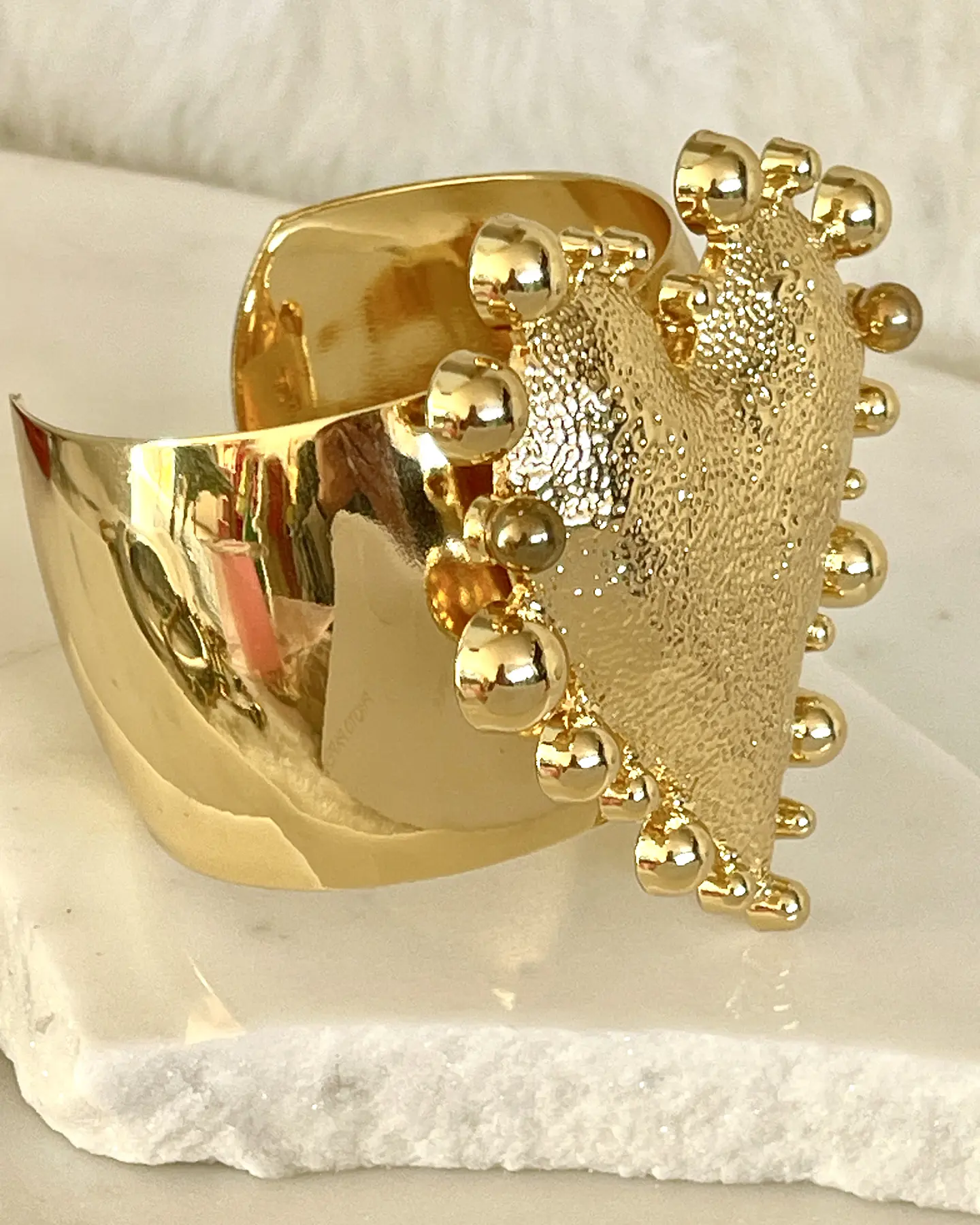 Maxi Brazalete Corazón Relieve y esferas Gold 2