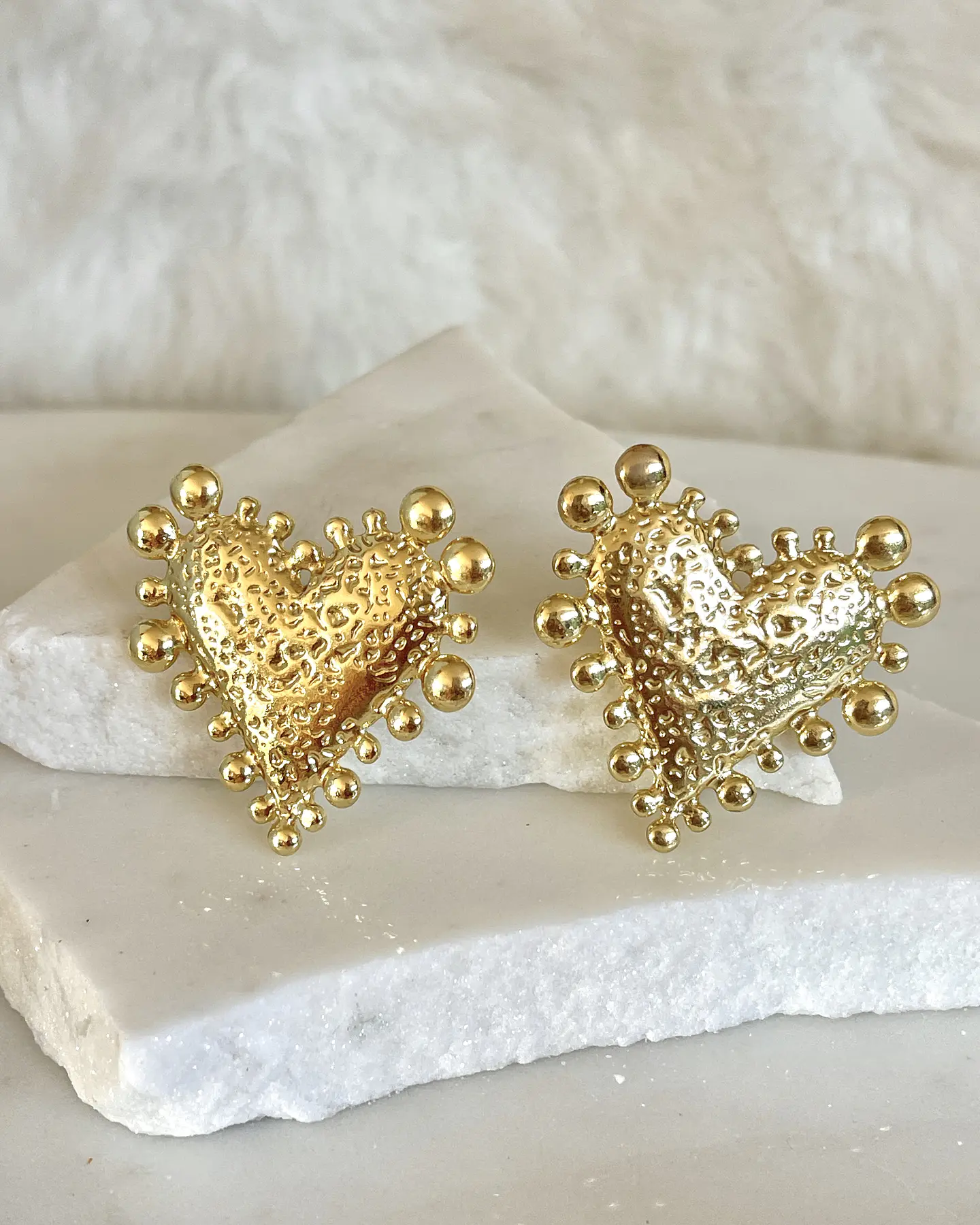  Aros Corazón Relieve y esferas gold  2