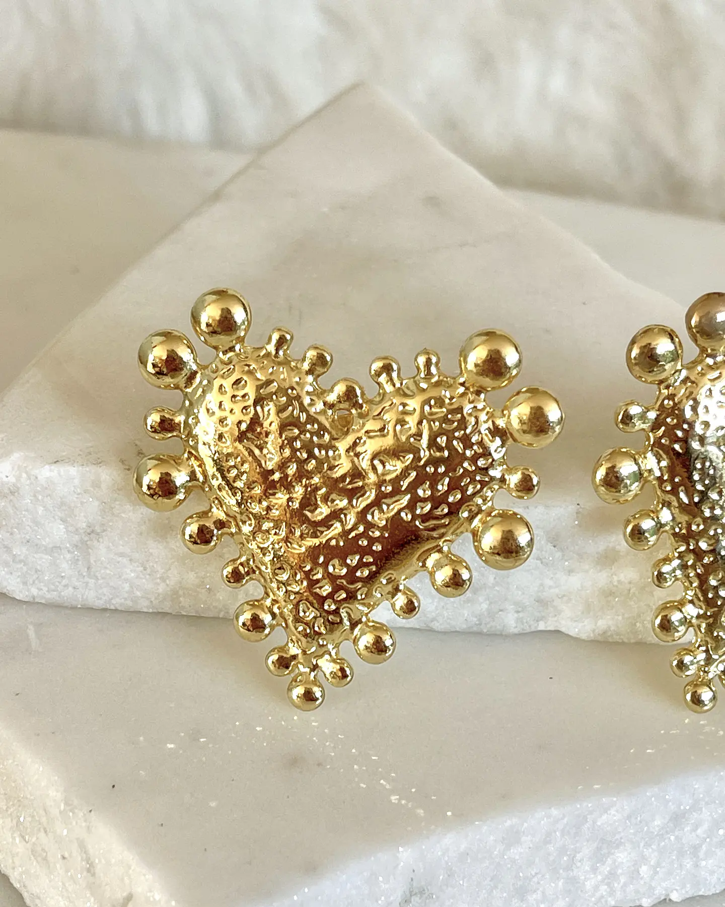  Aros Corazón Relieve y esferas gold  3