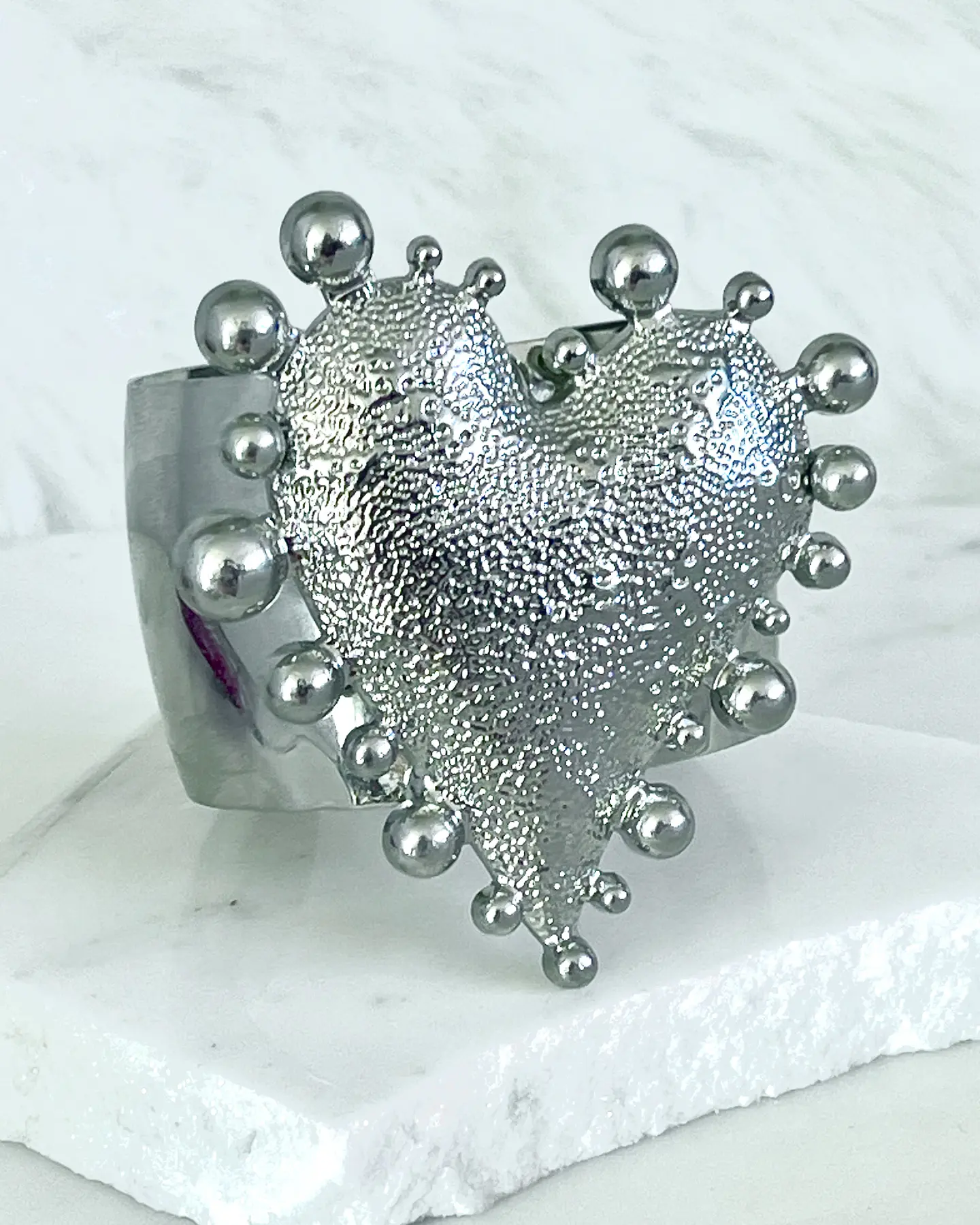 Maxi Brazalete Corazón Relieve y esferas silver 1