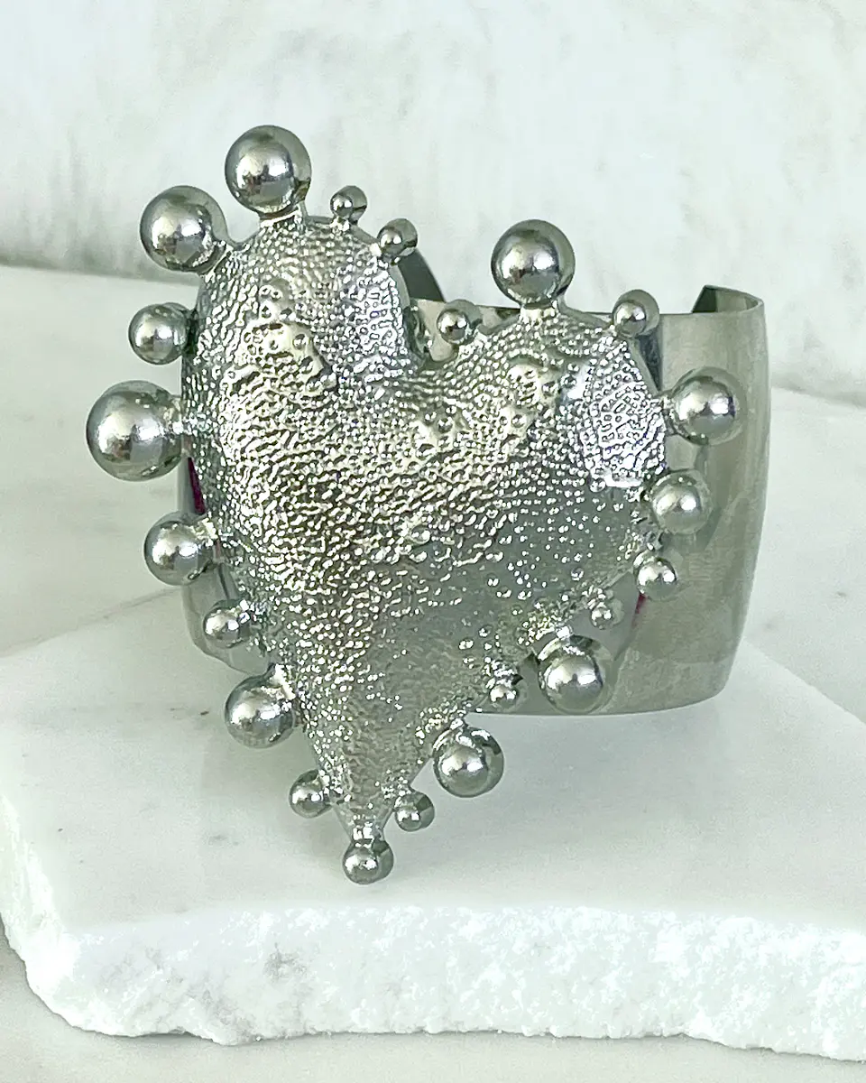 Maxi Brazalete Corazón Relieve y esferas silver 2