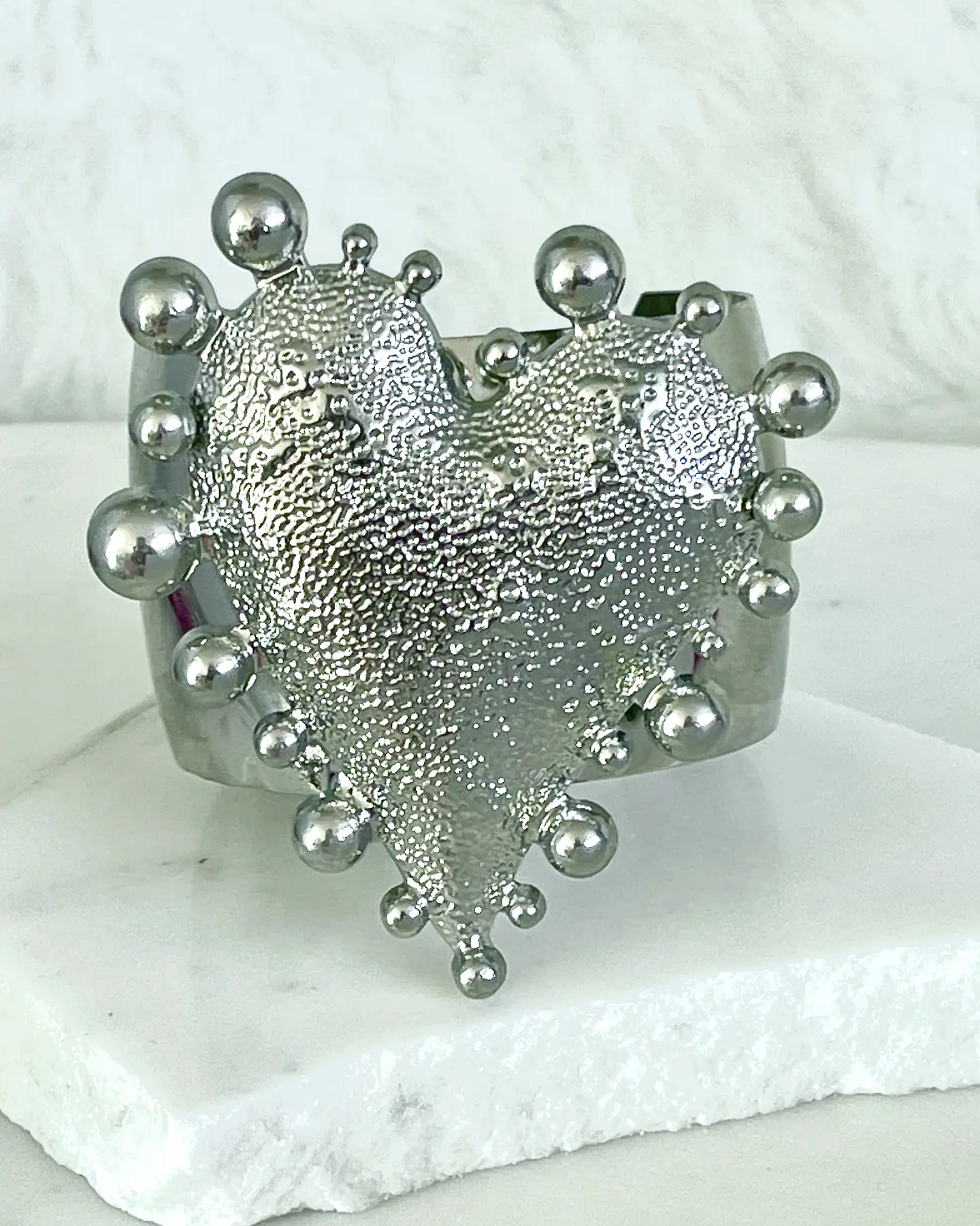 Maxi Brazalete Corazón Relieve y esferas silver 3