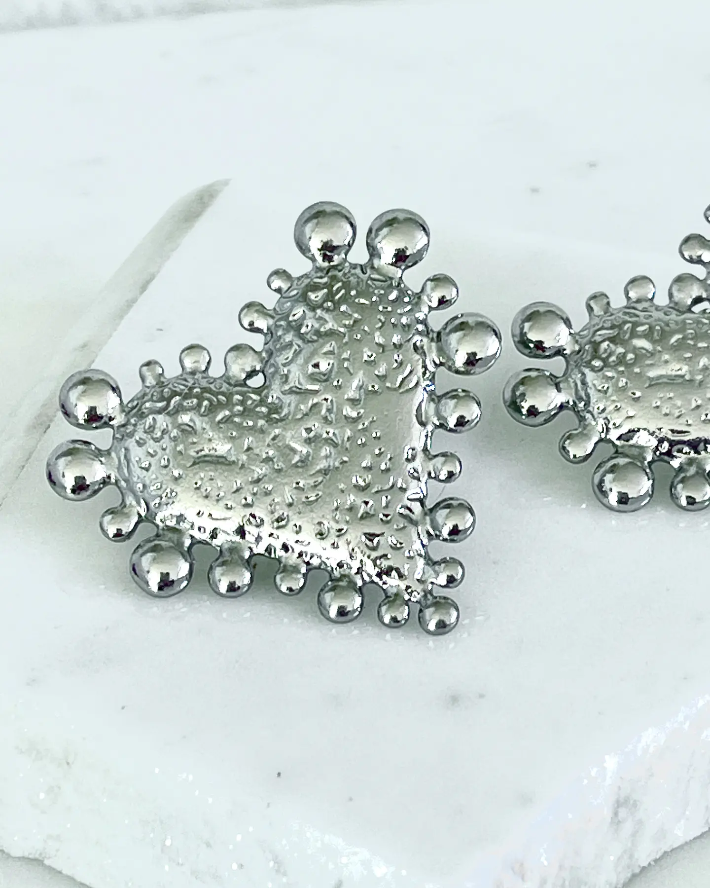  Aros Corazón Relieve y esferas silver 2