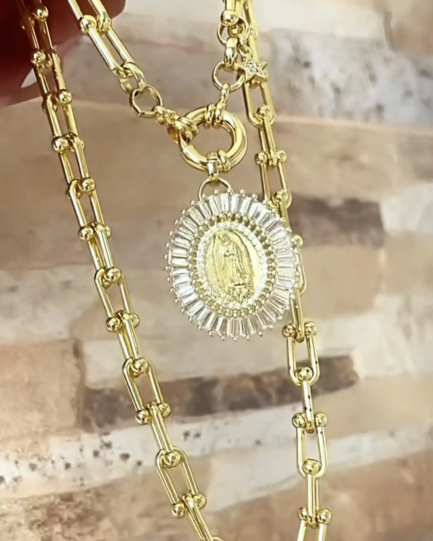 Collar Medallon Virgen Rayos eslabones tiffany Gold 4