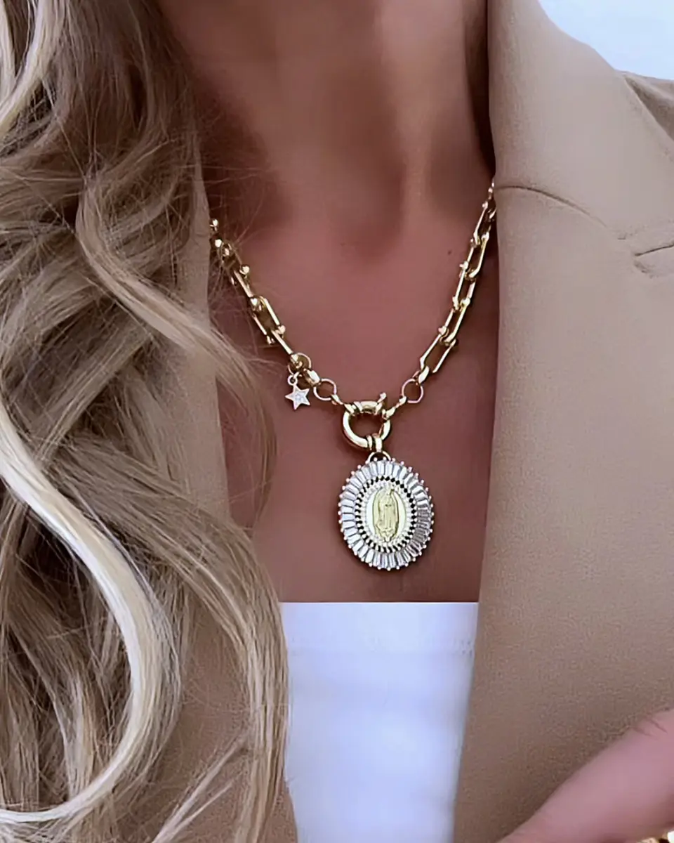 Collar Medallon Virgen Rayos eslabones tiffany Gold 1