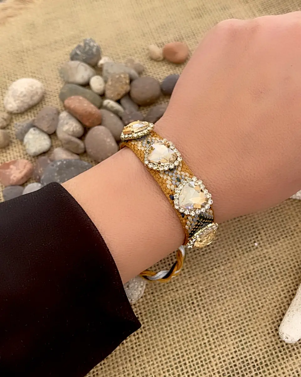 Pulsera Tejida hilera de Corazones Arena Gold  1