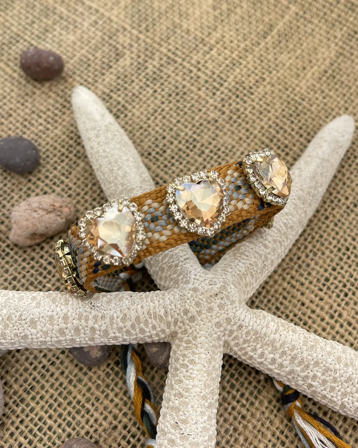 Pulsera Tejida hilera de Corazones Arena Gold  2