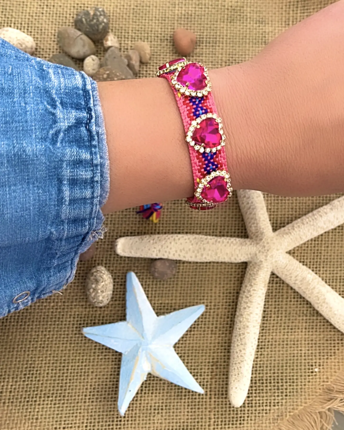 Pulsera Tejida hilera de Corazones Fucsia Gold 3