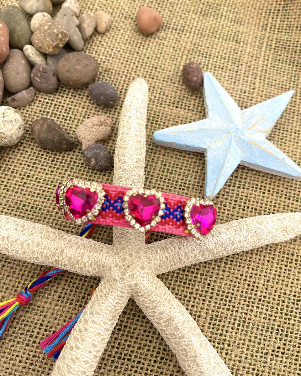 Pulsera Tejida hilera de Corazones Fucsia Gold 2