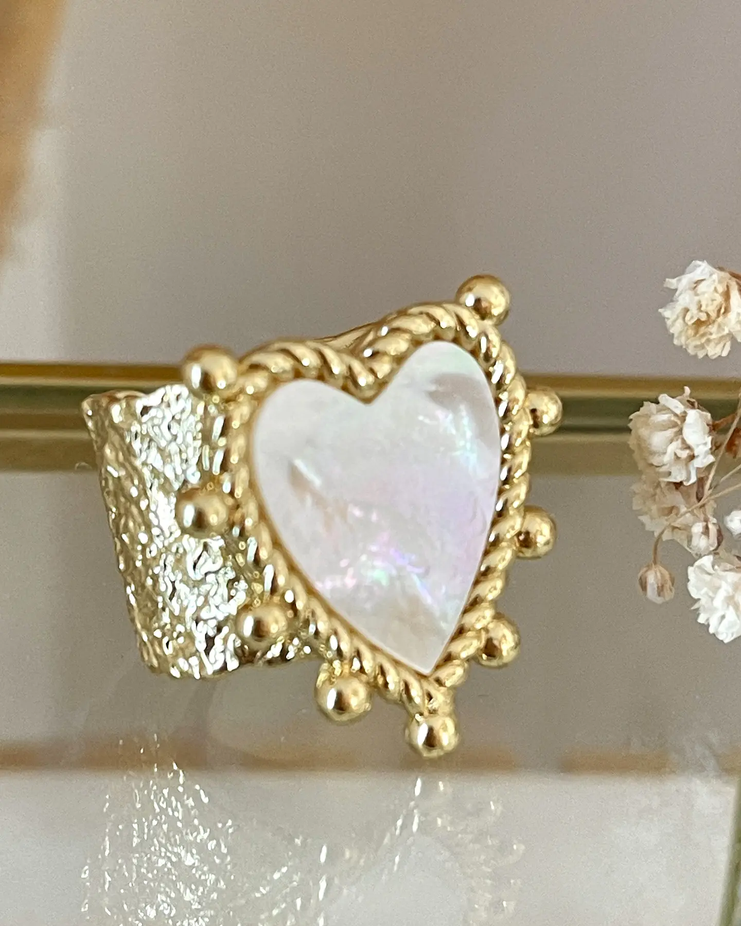 Anillo Corazón Nácar Martillado Gold 2