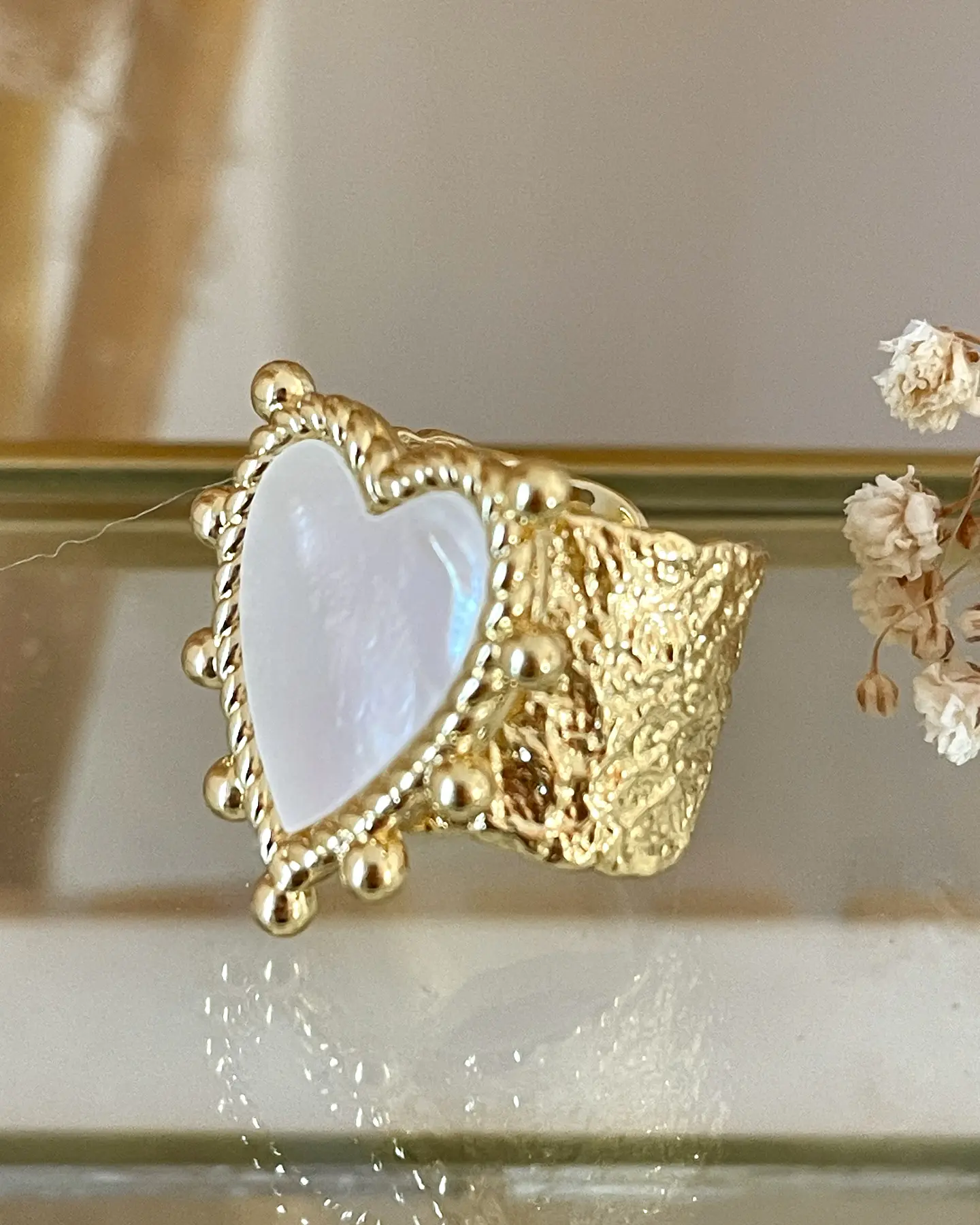 Anillo Corazón Nácar Martillado Gold 3