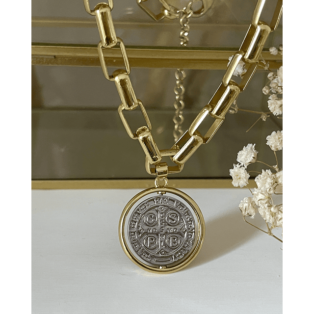 Collar Medalla San Benito Reversible Eslabones rectangulares gold